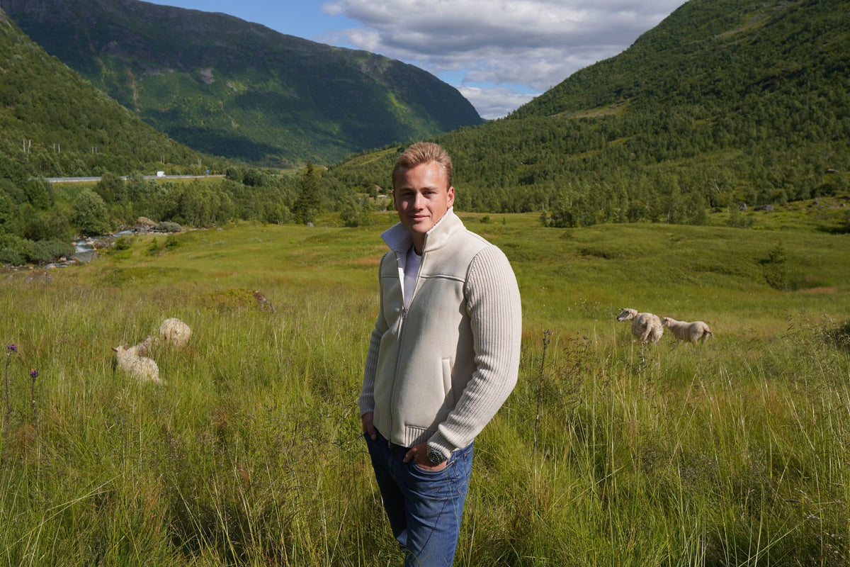 Strandscot høstkolleksjon 2026 – mann i semsket cardigan i norsk fjellandskap