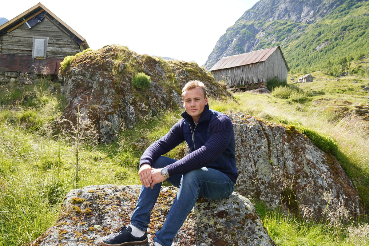 Strandscot navy semsket cardigan ved fjellgård
